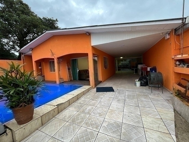 MATINHOS | Casas | Matinhos - Casa com piscina no centro. MATINHOS | Casas | Matinhos - Casa com piscina no centro.