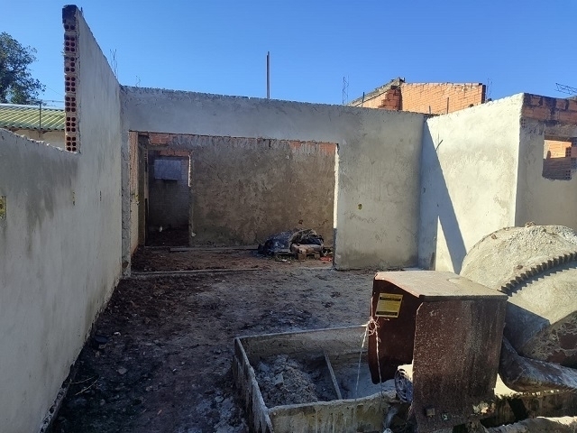 MATINHOS | Casas | Matinhos - Casa de alvenaria em construção.