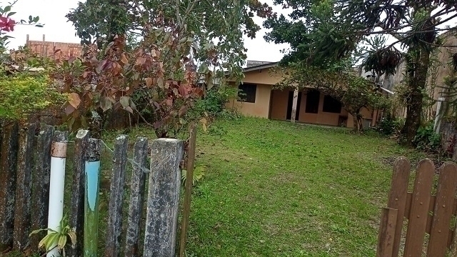 MATINHOS | Casas | Matinhos - Casa com amplo quintal.