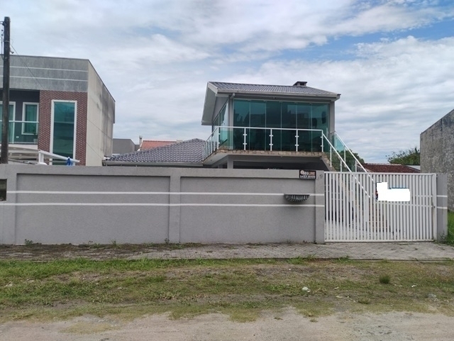 MATINHOS | Casas | Matinhos - Casa com 3 suítes e piscina privativa..